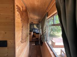 Bus insolite, cottage &agrave; Mignaloux-Beauvoir