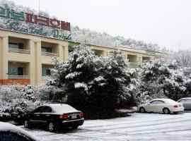 Suanbo Park Hotel, hotel v destinaci Čchungdžu