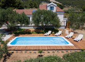 Villa Olea Lux Bol, casa de campo em Bol
