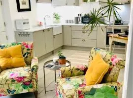 Flower Cottage by Ludlow Castle with Onsite Parking
