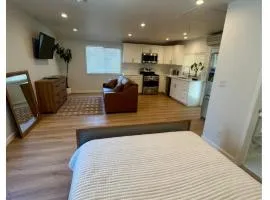 PRIVATE modern studio Guesthouse
