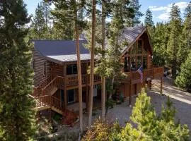 Outdoor Dining and Firepit, Pet Friendly, Breathtaking Views, High End Cabin