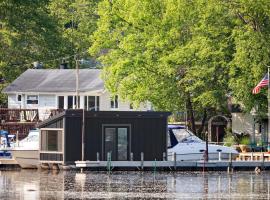 Floating Tiny Home #1, hotel in Vermilion