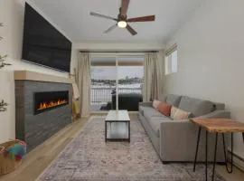 Private Hot Tub, High Quality, Sleeps 6 in beds Plus Sleeper Sofa, Brand New Condo