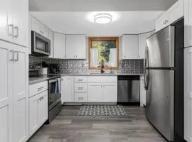 Private Hot Tub Overlooking Gore Creek, Parking for 4, Updated Townhome