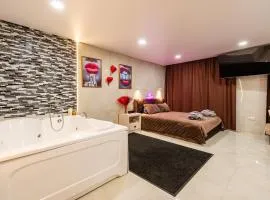 Jacuzzi studios 777