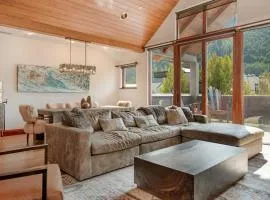 Penthouse Luxury Condo, Covered Parking, 2 Minute Walk to Cascade Lift