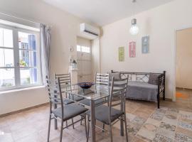 Omiros - Spacious Seaside House At Poros, place to stay in Poros