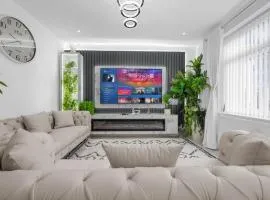 SLUXE Properties 4mins to Etihad Stadium and Coop live