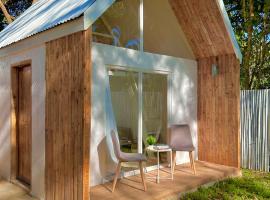 Private Mountain River Cabin in Daraitan Tanay Rizal Philippines, hotel v destinaci Tanay