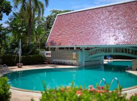 Вилла с 6 спальнями в районе Раваи, hotel v destinaci Ban Suan