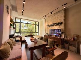 礁溪好好沐包棟溫泉Villa 龜山島景觀 客餐廳可開伙 KTV Netflix 禁菸 戶外平面停車, villa in Jiaoxi