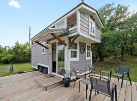 4 Tiny Town Modern Tiny Home Animals Fire Pit by Vacation Your Way, ξενοδοχείο σε Hico