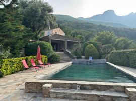 Vacances de r&ecirc;ve vue mer et montagne，布倫德的附設泳池的飯店