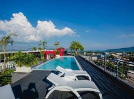 C212 Relaxing Condo Rooftop Pool & Ocean Views, hotel v destinaci Chalong