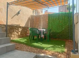 Casa MYA con terreno privado y parking compartido - a 800m de Playa Poniente