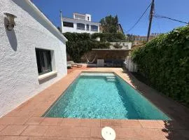 Preciosa Casa en Roses con Vistas al Pueblo y al mar AV-33