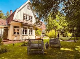 Klimaanlage, 5 Sterne Villa Bahnhoftraum, plus NEU zubuchbares Event, 333 qm, 1200qm Garten, virtueller Rundgang, Dachterrasse, Whirlpoolbadewanne, hotel v destinaci Braunfels