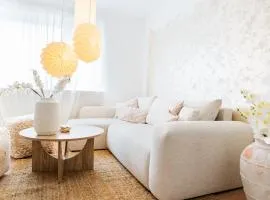 2 BR Apartment - ZENTRAL - KÜCHE - BALKON - WIFI - NETFLIX - BUSINESS - KAFFE - PARKHAUS