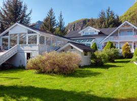 Secluded house in Lofoten-Summer open swimming pool!, hotel with pools in Valberg