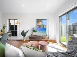 Austral 5B3B 10 Guests Near Train & Shops
