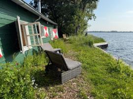 The Historical Trick Hut in the middle of the Lake, Campingplatz in Baambrugse Zuwe