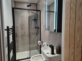 Luxury 4-Bedroom Haven Garden Parking、South Norwoodのホテル