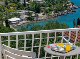 Guest House Rooms Rose, hotel v destinaci Molunat