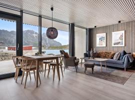 Modern apartment by the ocean in Henningsvær, sleeps 8, hotel i Henningsvær