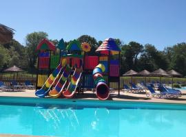Camping paradis du Quinquis - MH 3 chambres, hotel v destinaci Clohars-Carnoët