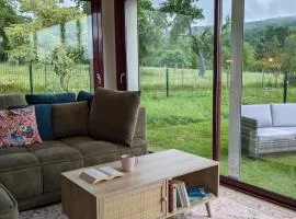 Aux Fleurs des Champs - Appartement avec Terrasse, Parking et Piscine