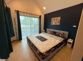 ลอยละล่อง รีสอร์ท Loy La Long Resort, hotel con parking en Chiang Kham