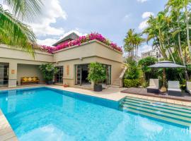 Exotic 3BR Villa Solandra with Tropical Pool and Private Rooftop Terrace in Bangtao, hotel v destinaci Ban Thalat Choeng Thale