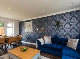 Hazel House Spacious 3BR Home Parking WiFi Contractor Friendly
