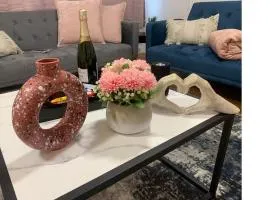 Stylish 3BR Retreat Family & Business Parking