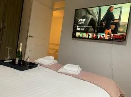 Stylish 3BR Retreat Family & Business Parking