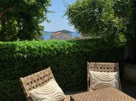 Private studio apartment with a garden and a terrace