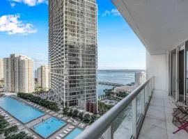 Icon Brickell High Floor Condo with Bay and Pool view 5 star SPA