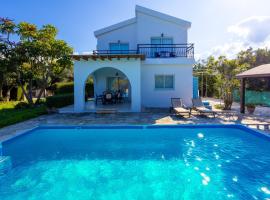 Sun Beach Villa Tria, отель в городе Полис-Хрисохус