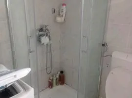 Mina soba sa bračnim krevetom