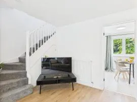 Bright & Modern Stay in Central Wolverhampton I Free Parking