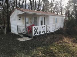 Bungalow à la campagne, hotel in Hautefage-la-Tour