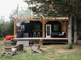 The Loft - Stargazing Tiny Home with Firepit, Wood Fired Pizza Oven & Movie Projector, minijaturna kuća u gradu 'Deseronto'