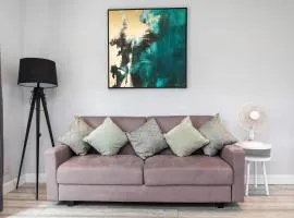West Green House Spacious 3BR Parking Next to Crawley Hospital