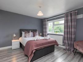 West Green House Spacious 3BR,Wifi,Paid Parking, Next to Crawley Hospital,Close to Gatwick Airport, Contractors, temporary relocations, Hotel in Ifield