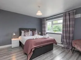 West Green House Spacious 3BR,Wifi,Paid Parking, Next to Crawley Hospital,Close to Gatwick Airport, Contractors, temporary relocations