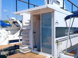 Casa Flotante en el Puerto de Vigo - Different Charter