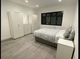 2 bed Sunny London Apartment - Sleeps 4 & Parking