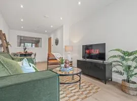 Luxury 2-Bed with Balcony