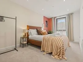 Luxury 2-Bed with Terrace, Parking & Ensuite Leeds